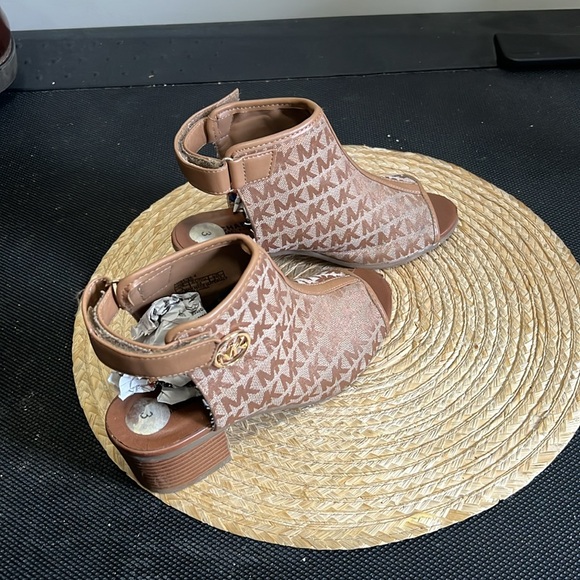 Michael Kors Kids Youth Canvas Monogram Peep Toe Sandals Heel Size 3 - Picture 16 of 16